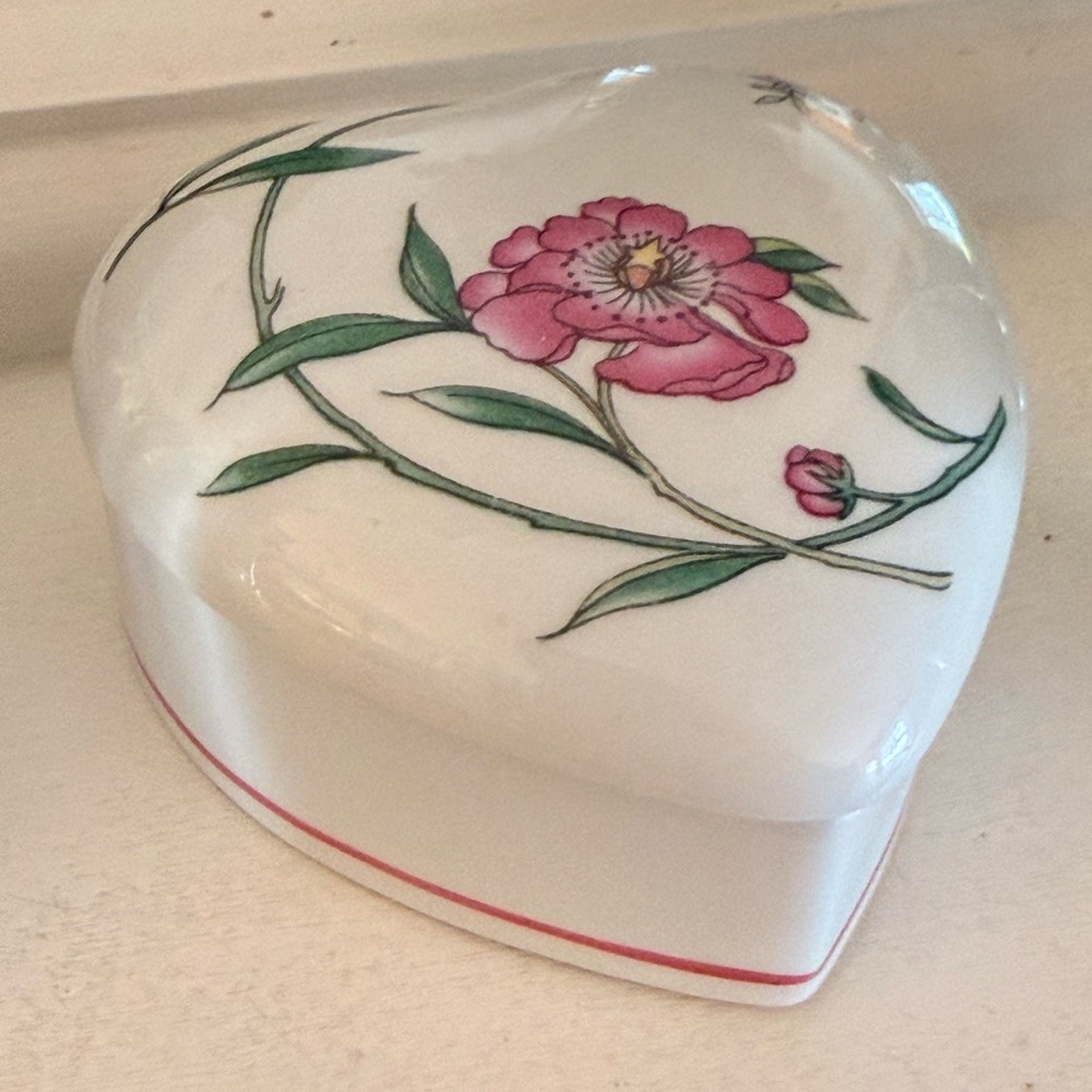 Vintage Sleek Heart-Shaped Floral Trinket Box